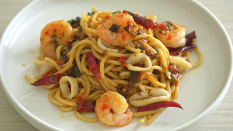 spicy-spaghetti-seafood---Stir-fried-spaghetti-with-shrimps,-squid-and-chilli