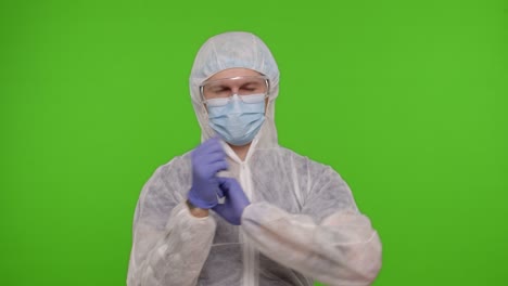 médico en traje de ppe bailando, celebrando la victoria, el éxito en el desarrollo de la vacuna contra el coronavirus