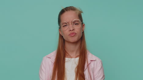 chica adolescente triste uso de teléfono inteligente, pierde ser sorprendido resultados repentinos de la lotería, mala fortuna, pérdida