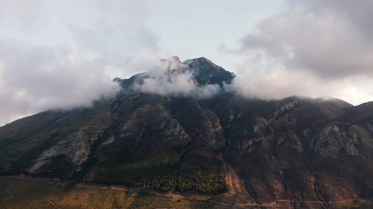 nubes sobre las montañas del macizo rocoso en riserva naturale orientata monte san calogero en sicilia, ciudad metropolitana de palermo, italia