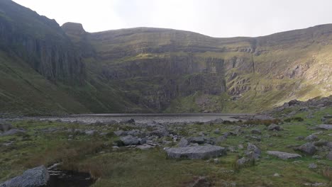 Estableciendo-Un-Paisaje-De-Montaña,-Acantilados,-Bordes-Del-Lago-Y-Lugares-Salvajes,-Lago-Coumshingaun,-Montañas-Comeragh,-Waterford,-Irlanda,-En-Una-Fría-Mañana-De-Invierno.