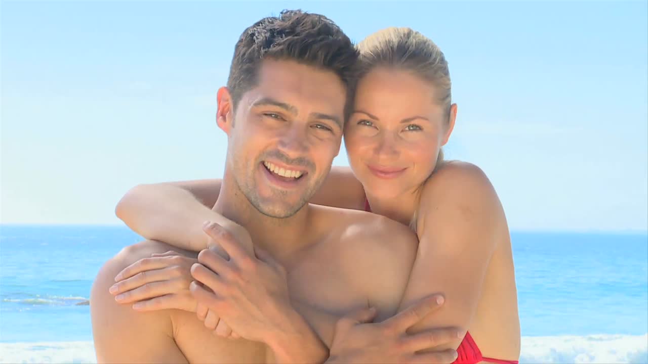 해변에서 포즈를 취하는 달 ⁇ 한 커플