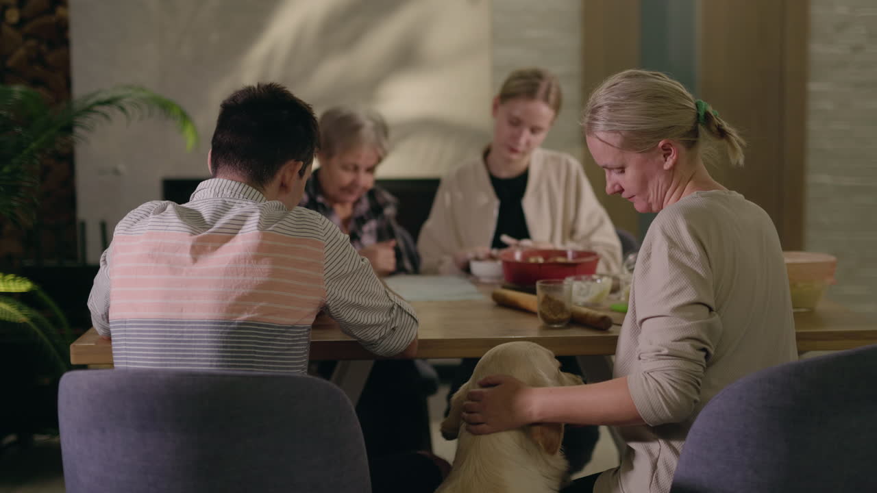 개와 함께 가족 저녁 식사
