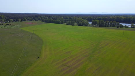 impresionante vista aérea de arriba del campo de verano en el pueblo de chlum, república checa 2023