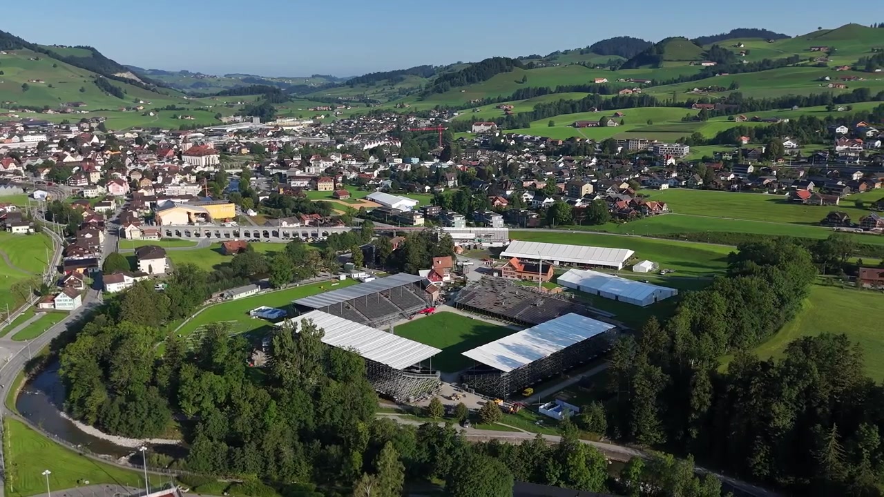 Schweizisk Schwingfest (Schweizisk traditionel sport) i Appenzell By på en solrig dag. Bredt luftfoto i kredsløb