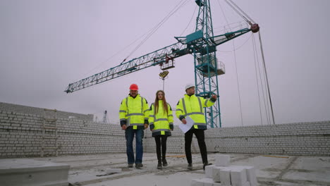 personas con cascos están caminando en el sitio de construcción viendo el proceso de construcción de inspectores e ingenieros civiles