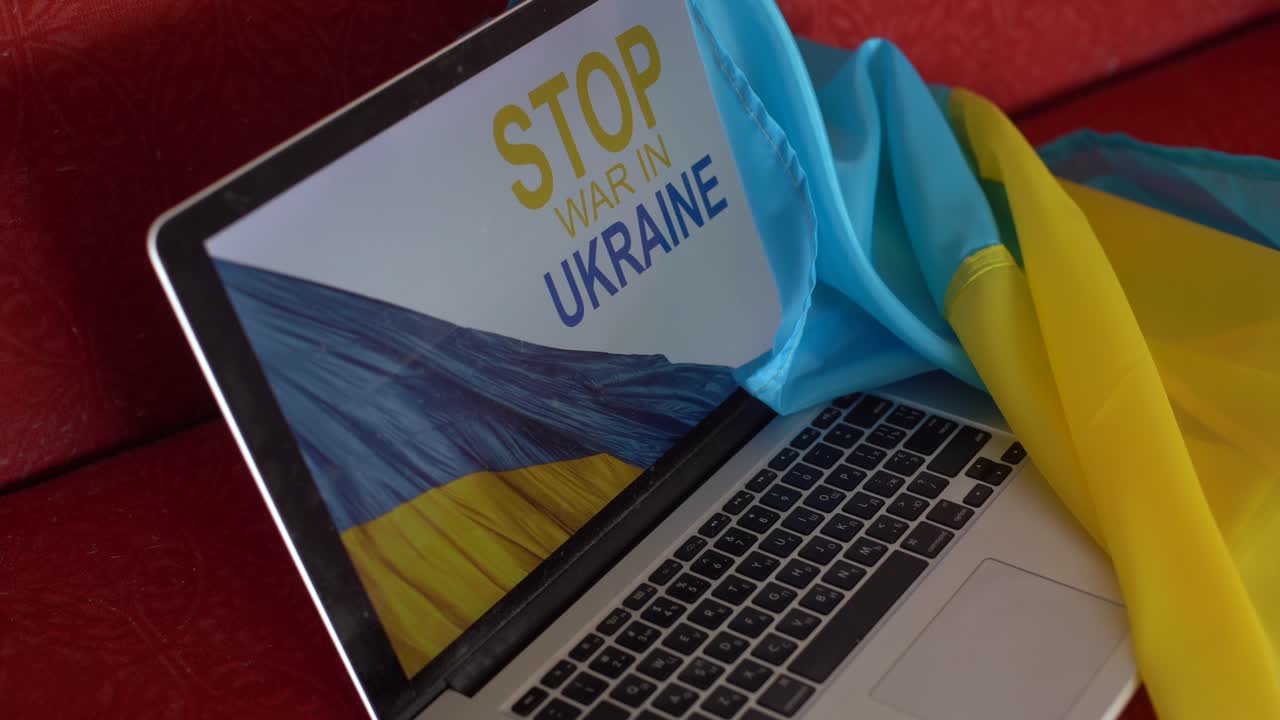 stop war e patriot. laptop, bandiera dell'ucraina