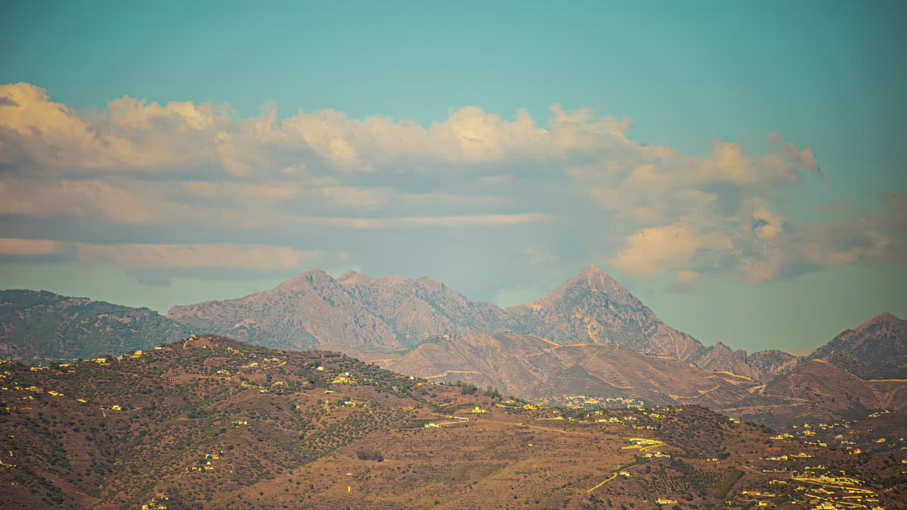 타임  ⁇ 스: 언덕과 산 위에 흐르는 구름