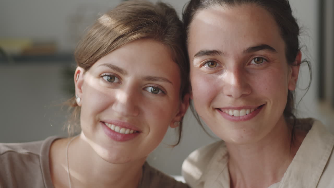 retrato de una pareja de mujeres felices en casa