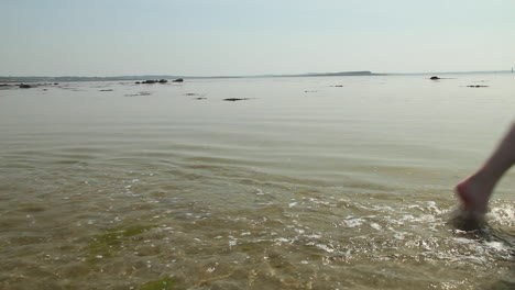 Ein-Mann,-Der-Im-Seichten-Wasser-Läuft,-Nur-Mit-Beinen-Im-Schuss