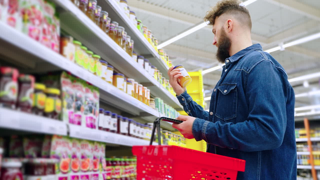 hombre comprando comida en una tienda de comestibles