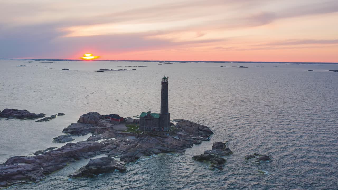 일몰 동안 bengtskär 등대의 경치 좋은 전망