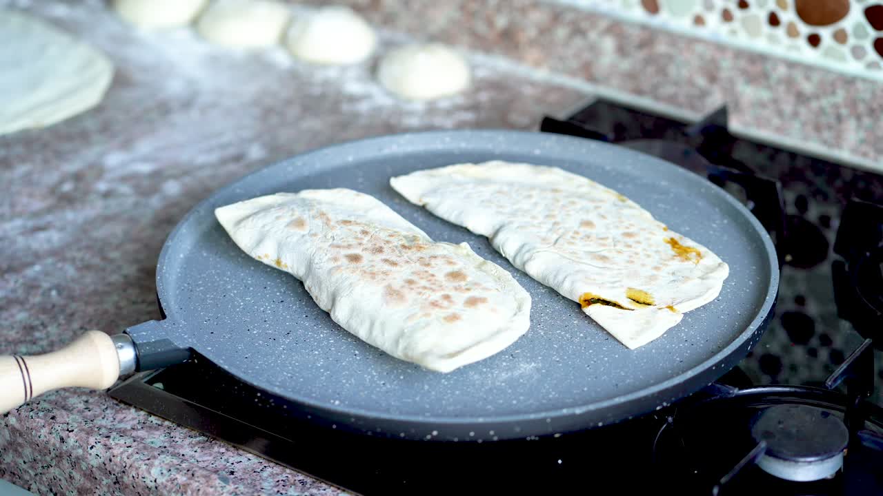 ama de casa haciendo pizza local