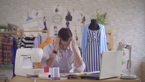 el diseñador de moda con gafas tiene dificultades con las ideas, no tiene inspiración.