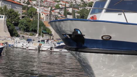 barco estacionado en el puerto de croacia