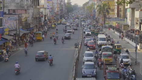 Tráfico-En-La-Carretera-Hosur-Cerca-Del-Cruce-De-La-Tabla-De-Seda,-Bengaluru,-India