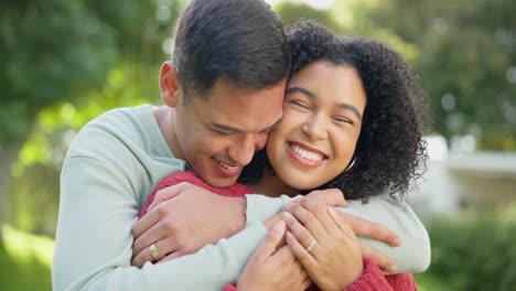 Amor,-Sonrisa-Y-Una-Pareja-Casada-Abrazándose.