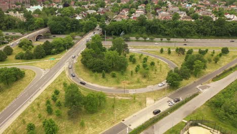 Una-Vista-De-Pájaro-Sobre-La-Salida-De-Una-Avenida-En-Un-Día-Nublado