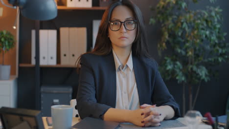 mujer de negocios en la oficina