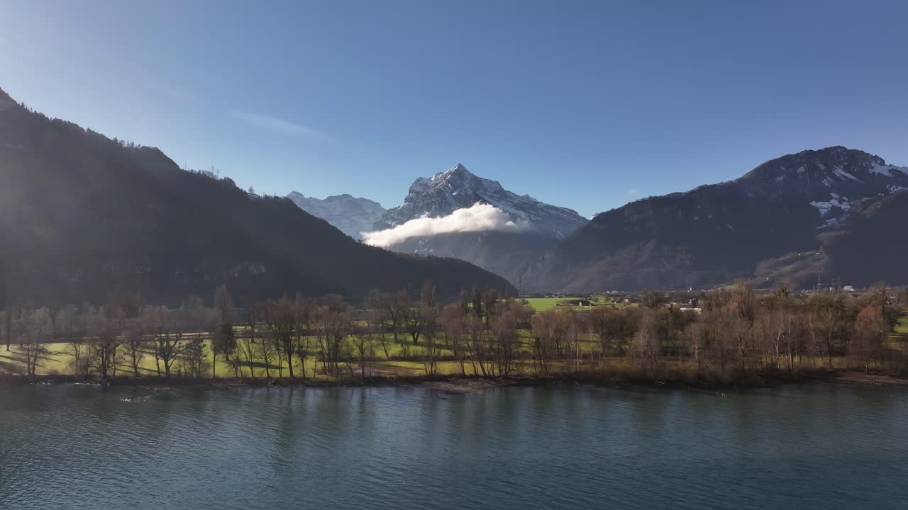vista panorámica del lago alpino con pico de montaña nevado
