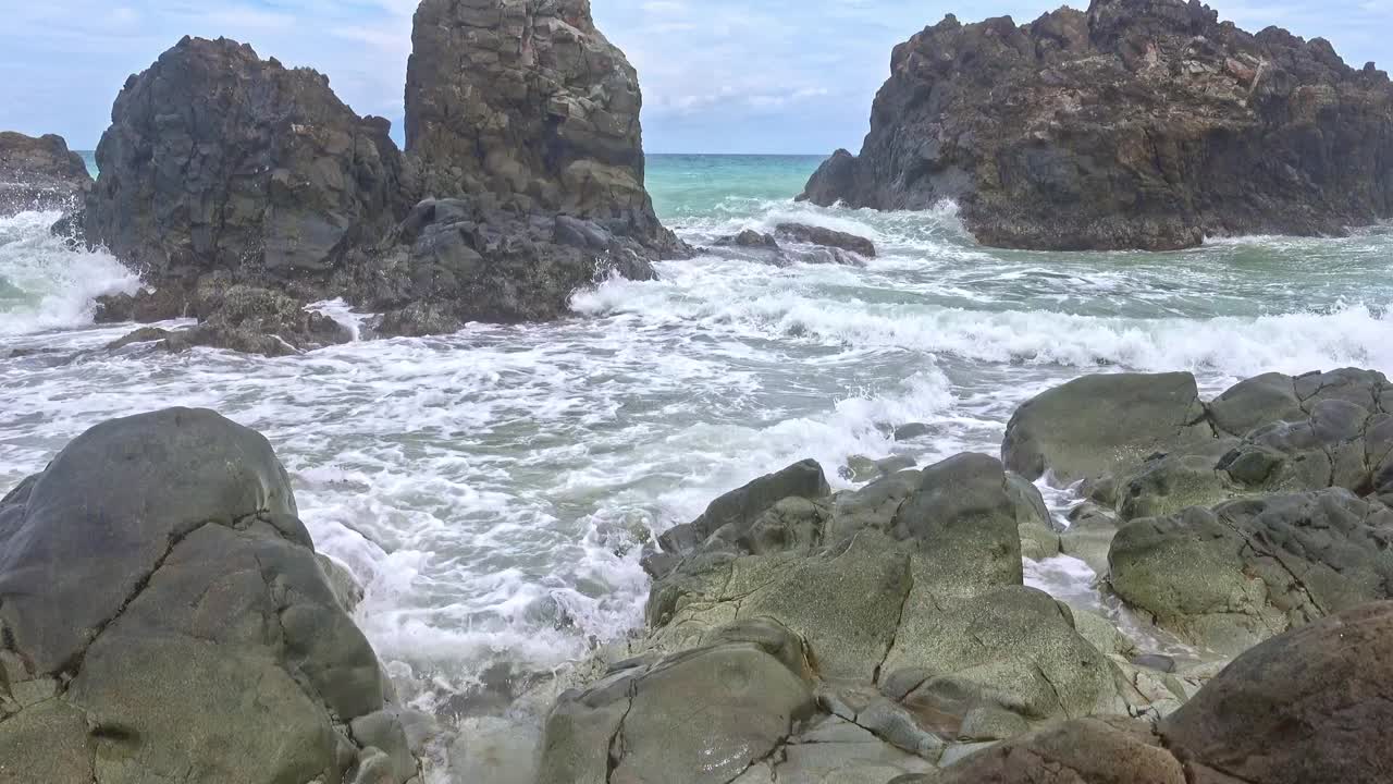 olas costeras chocando contra las rocas en la playa de banbanon en surigao del norte, filipinas