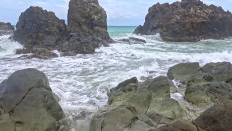 Küstenwellen-Krachen-über-Felsen-Am-Strand-Von-Banbanon-In-Surigao-Del-Norte,-Philippinen