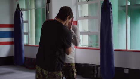 Entrenador-Caucásico-Dando-Consejos-En-El-Gimnasio.