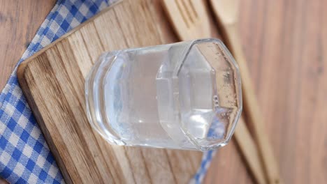 bebida refrescante de agua de limón en la mesa , vista desde arriba