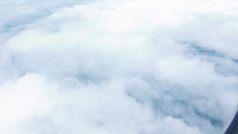 vista exterior de las nubes vistas desde la ventana de un avión que volaba desde australia a singapur - antena, punto de vista