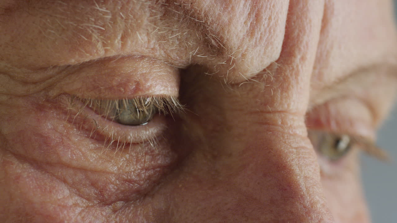 macro de cerca ojos azules mujer vieja buscando curiosidad saludable de mediana edad concepto de la vista