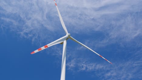 la poderosa rueda de viento produce energía libre de emisiones, aislada en un fondo azul