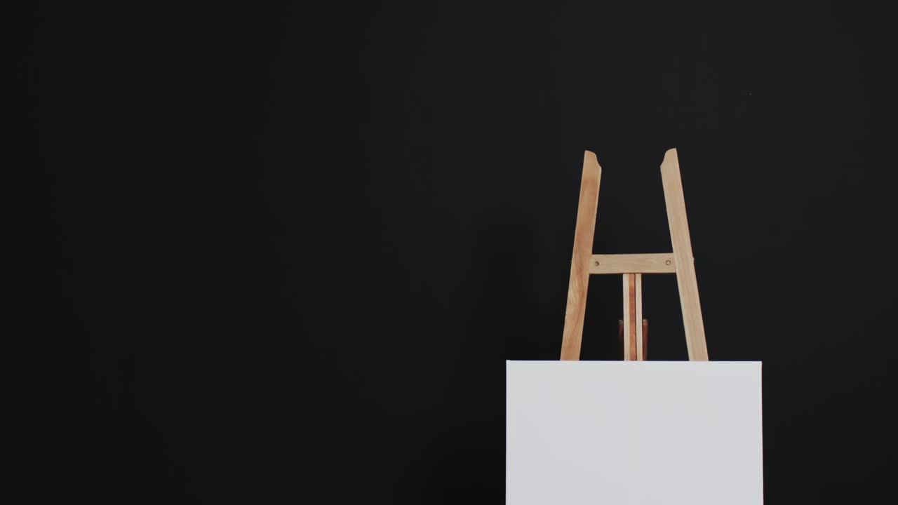 검은색 배경 에 복사 공간 을 가진 나무 의 스 ⁇  에 있는  ⁇  캔버스 표지판 의 비디오