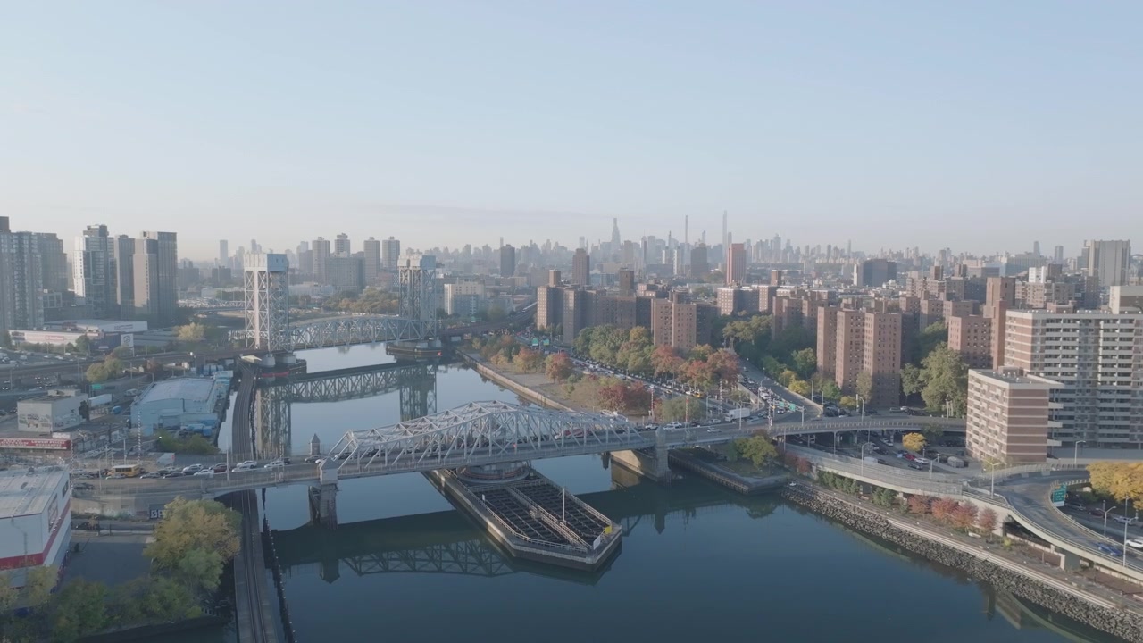 Vista aerea della parte alta di New York City in una mattina d'autunno. Ripresa sopra il fiume Harlem, che separa i quartieri di Manhattan e del Bronx