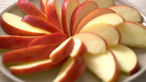 rodaja de manzana roja fresca en el plato