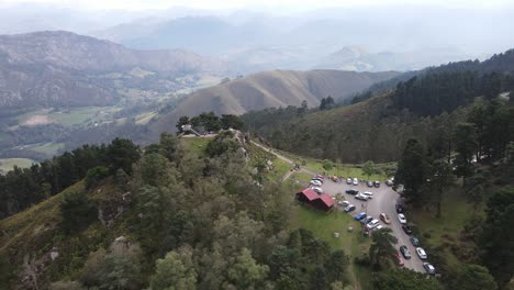 el terreno verde montañoso del mirador del fitu en asturias, españa