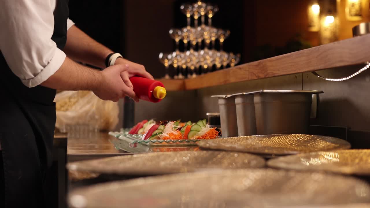 파티 나 뷔페 에서 수시 를 준비 하는 요리사