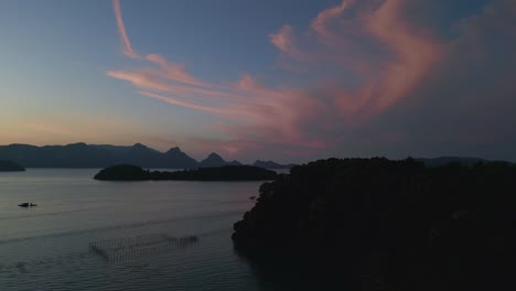 Bunte-Farben-über-Dem-Meer,-Inseln-Vor-Sonnenaufgang