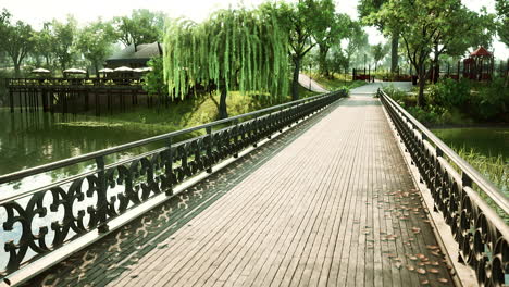 Alte-Metallbrücke-über-Einen-Kleinen-Fluss-Im-Park