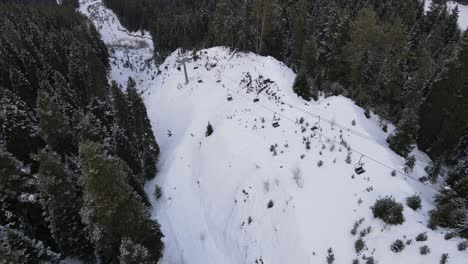 teleférico en la montaña nevada