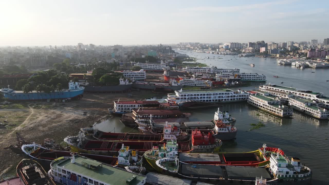 비공식 조선소가 부리강가 강을 좁히고 환경 파괴를 일으킴