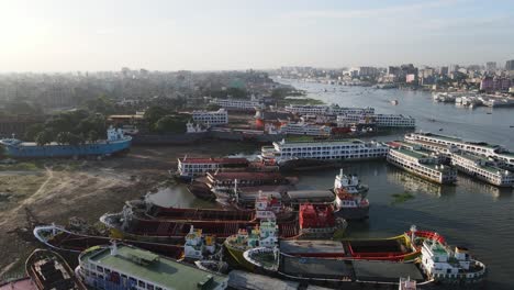astillero no oficial estrechando el río buriganga y causando degradación ambiental