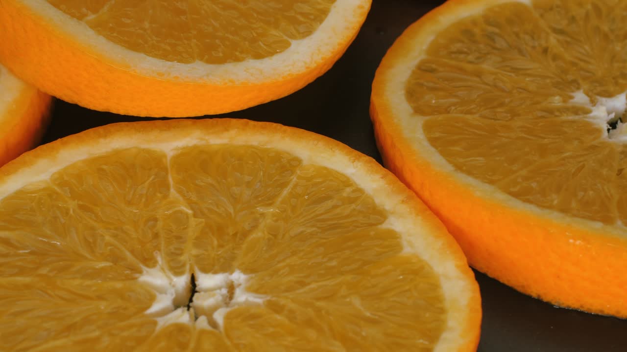 naranja sobre un fondo negro.