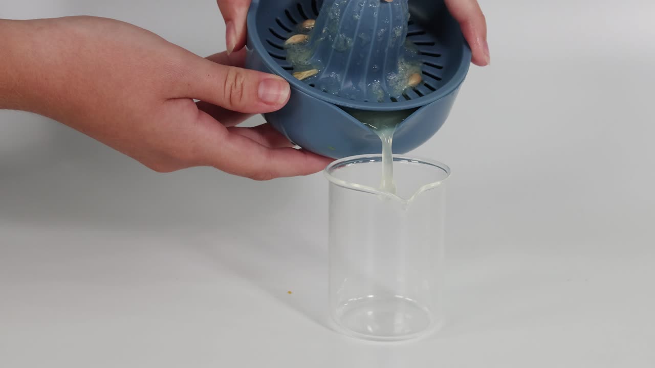 레몬 주스를 압축하는 순차적인 시연