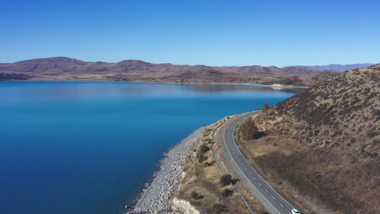 뉴질랜드 남섬의 푸카키 호수 주변의 고속도로의 드론 촬영
