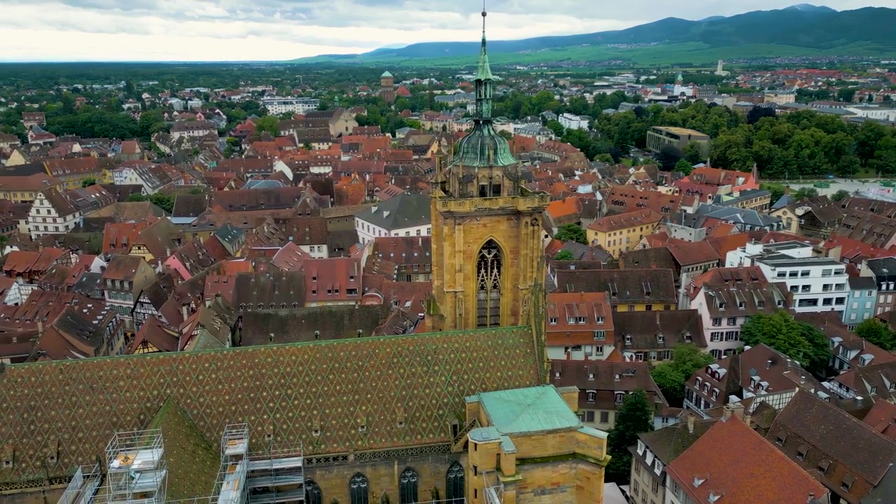 Video aereo 4K con drone del campanile della storica Chiesa Collegiata di Saint-Martin a Colmar, Francia.