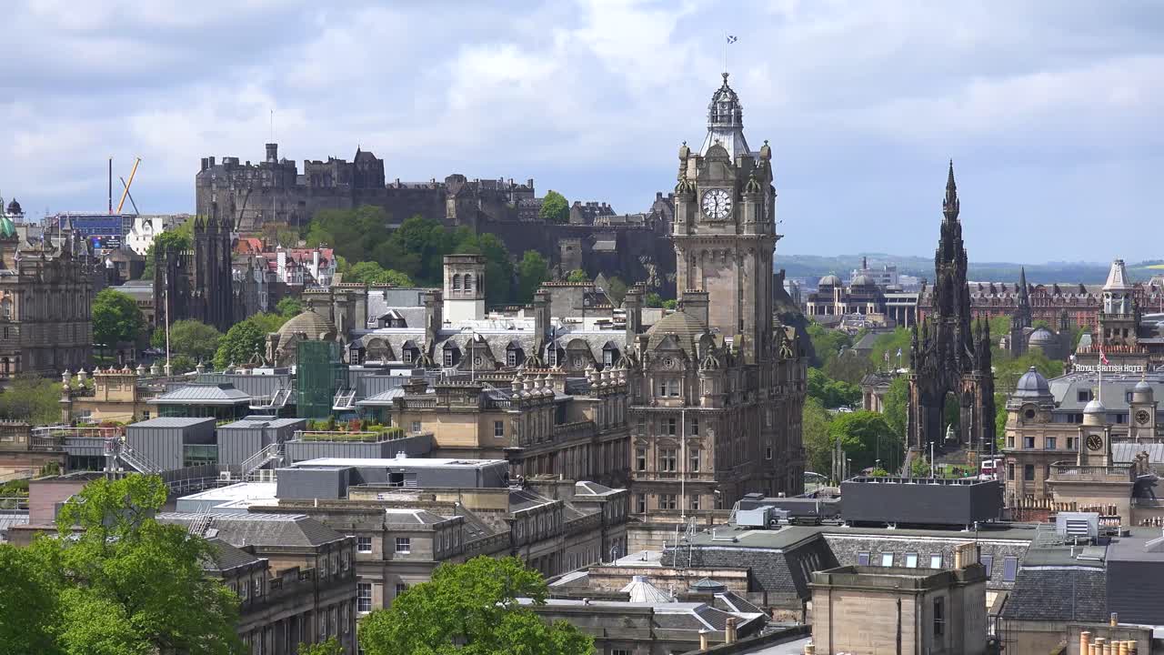 Uma vista panorâmica de nuvens sobre o horizonte de Edimburgo, Escócia 1