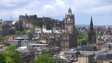 Eine-Einleitende-Aufnahme-Von-Wolken-über-Der-Skyline-Von-Edinburgh-Schottland-1