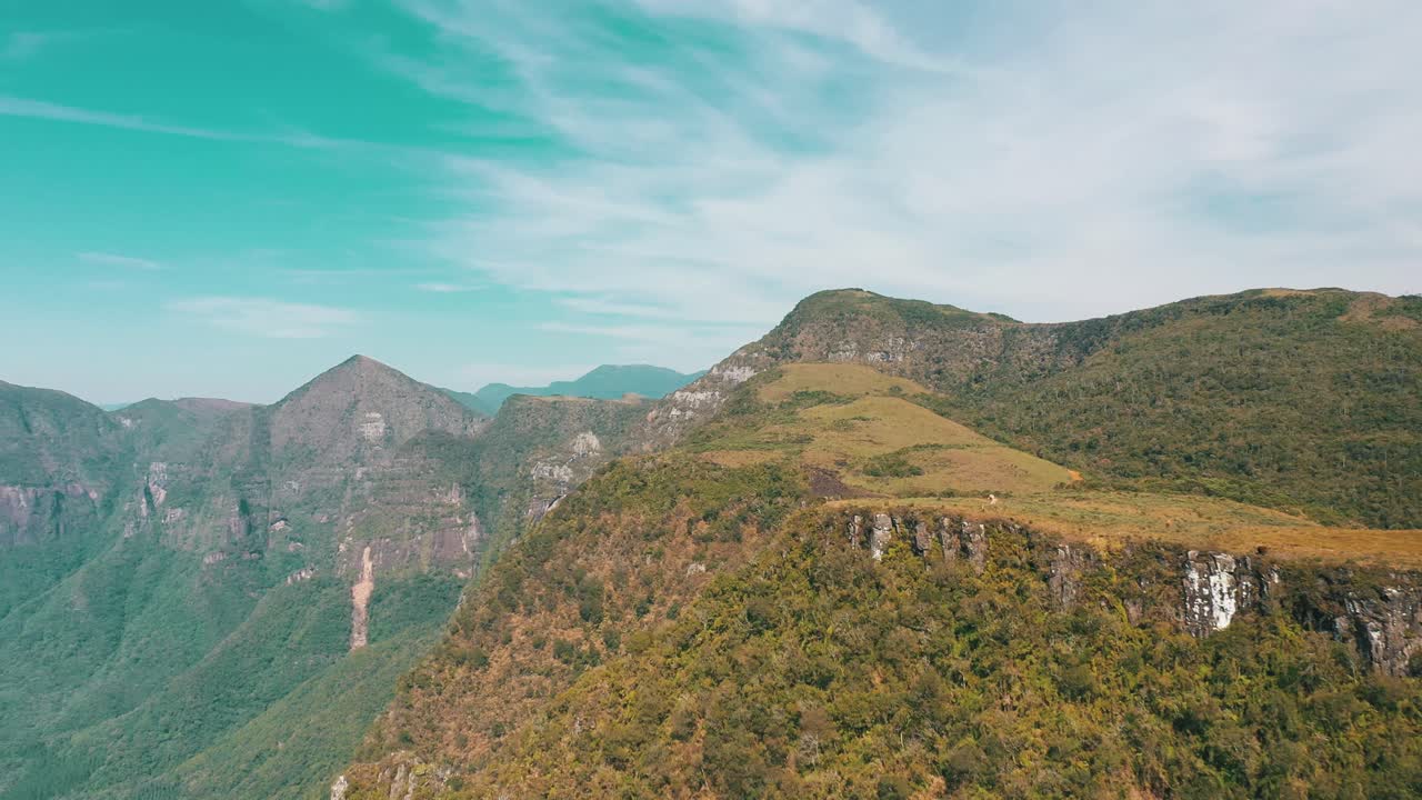 브라질 열대 우림 협곡 산과 고원의 공중 영화 설정 샷
