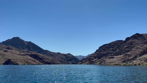 Toma-Panorámica-Izquierda-De-Las-Montañas-Eldorado-En-Nevada-Desde-El-Punto-De-Vista-De-Un-Barco-En-El-Río-Colorado.