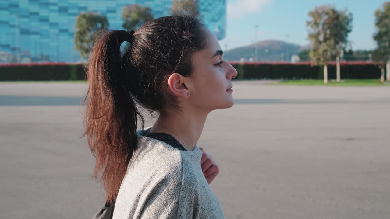 joven caminando por el parque de la ciudad